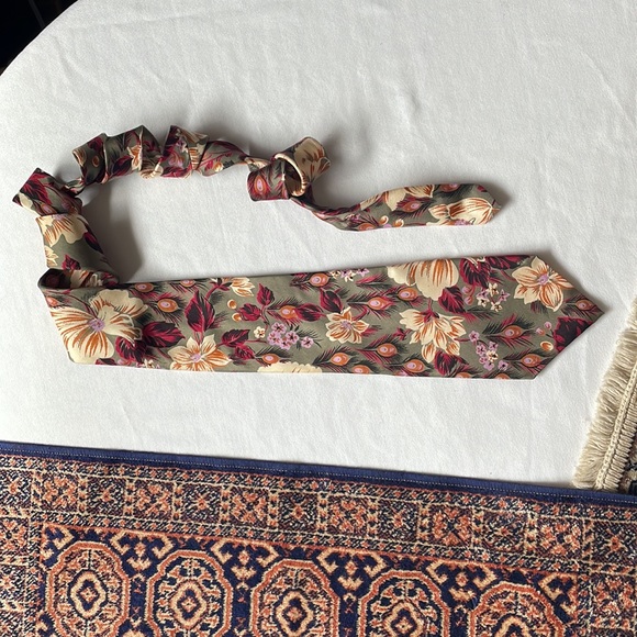 Eaton’s “Very” 1980’s floral and peacock pattern silk tie made in Canada - Picture 4 of 9